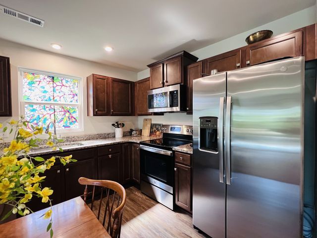 1049 Wilkinson Ln, White House, TN 37188