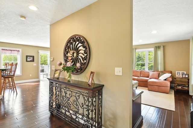 8 Pheasant Run, Belchertown, MA 01007