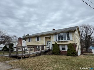 105 Ursini Drive, Hamden, CT 06514