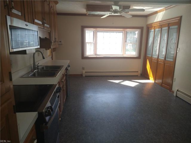 6 Ricks LN, Newport News, VA 23605