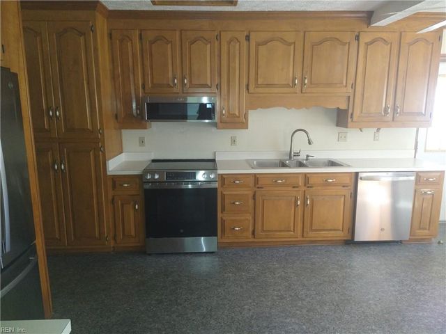 6 Ricks LN, Newport News, VA 23605