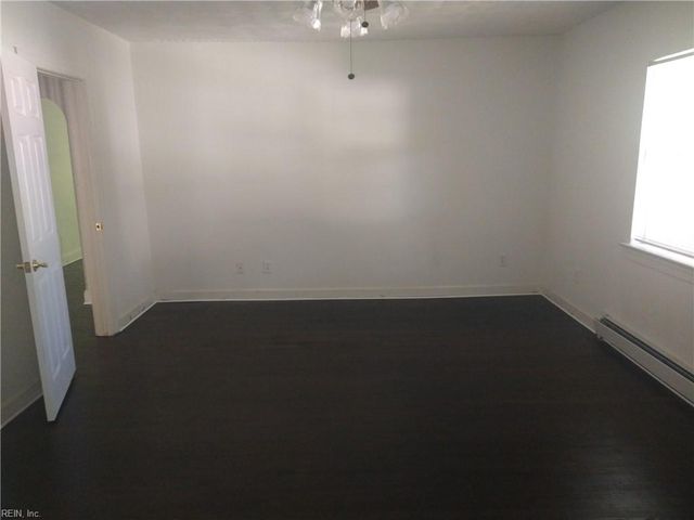 6 Ricks LN, Newport News, VA 23605