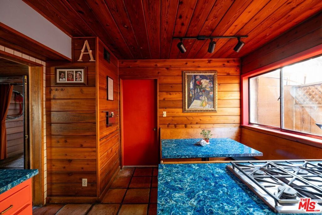 Image 12 of property listing at 6105 Mulholland Highway, Los Angeles, CA 90068