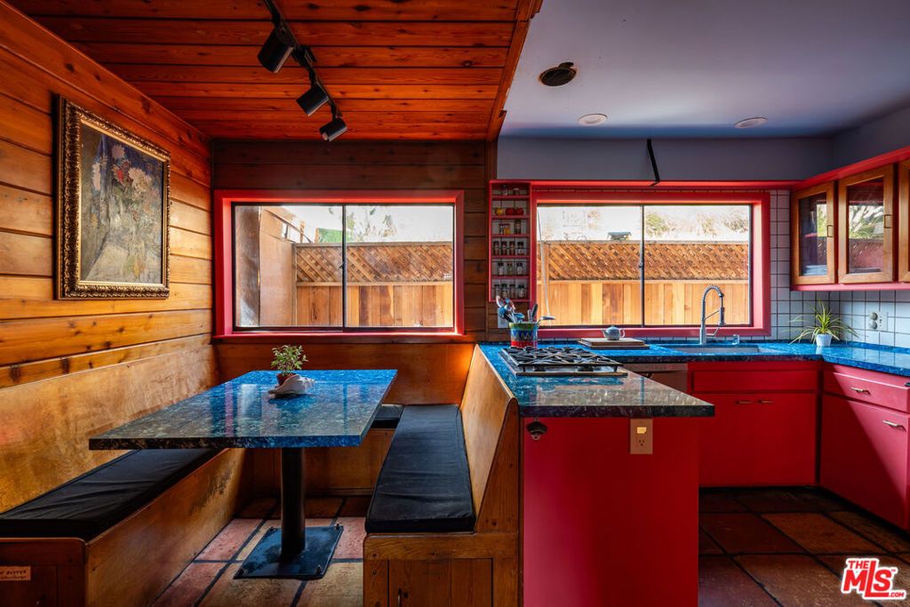 Image 13 of property listing at 6105 Mulholland Highway, Los Angeles, CA 90068