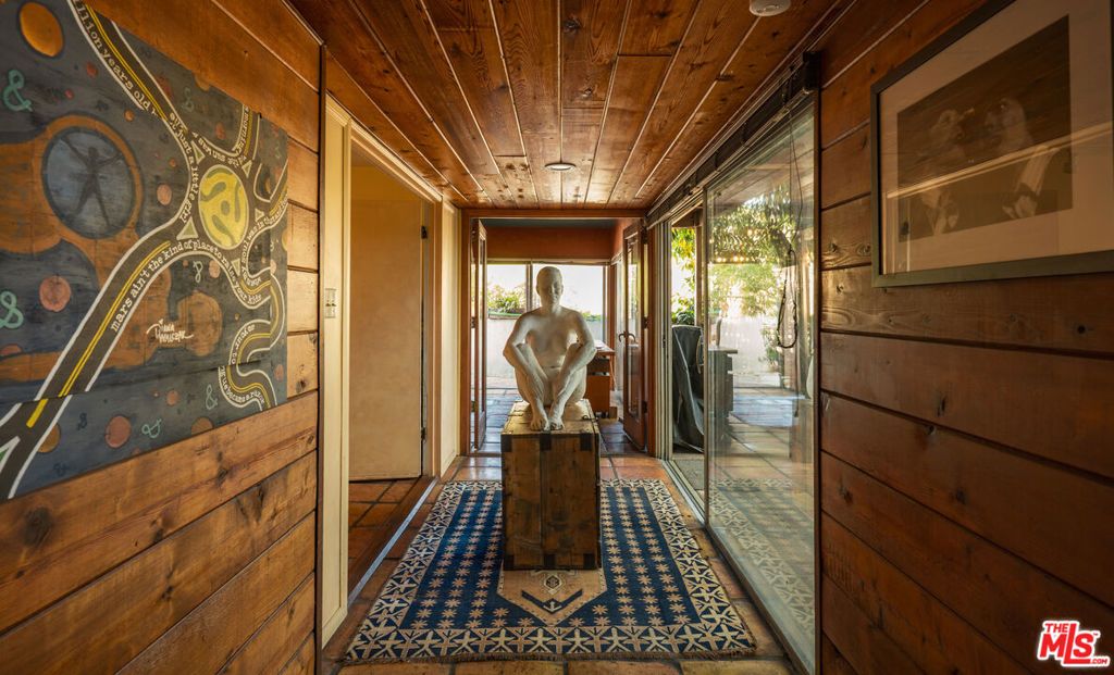 Image 14 of property listing at 6105 Mulholland Highway, Los Angeles, CA 90068