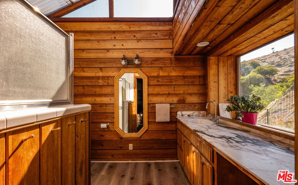 Image 20 of property listing at 6105 Mulholland Highway, Los Angeles, CA 90068