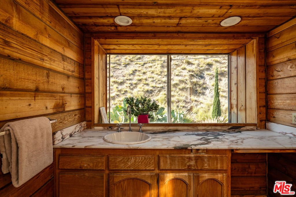 Image 21 of property listing at 6105 Mulholland Highway, Los Angeles, CA 90068