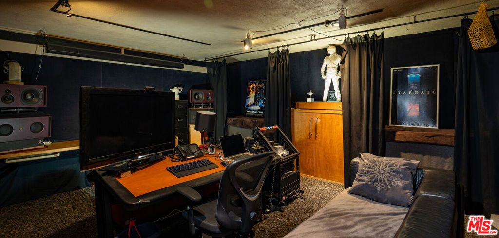 Image 24 of property listing at 6105 Mulholland Highway, Los Angeles, CA 90068