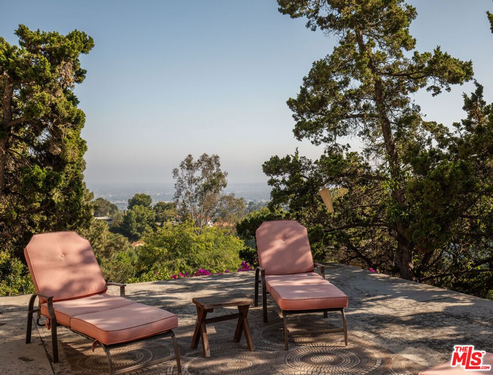 Image 25 of property listing at 6105 Mulholland Highway, Los Angeles, CA 90068