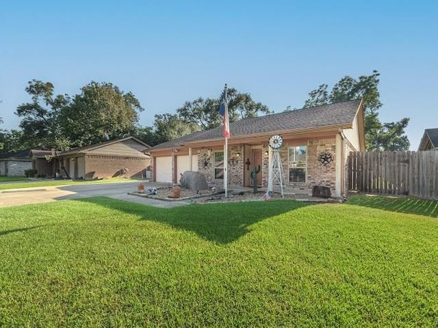 617 Dogwood Street, Lake Jackson, TX 77566