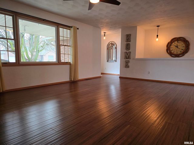 2110 MARIANA Drive, Pekin, IL 61554