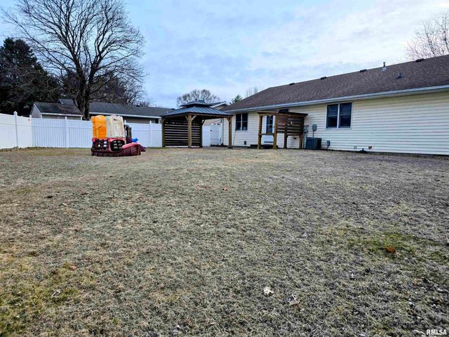 2110 MARIANA Drive, Pekin, IL 61554