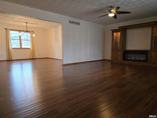 2110 MARIANA Drive, Pekin, IL 61554