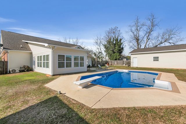 711 Strickland Rd., Headland, AL 36345