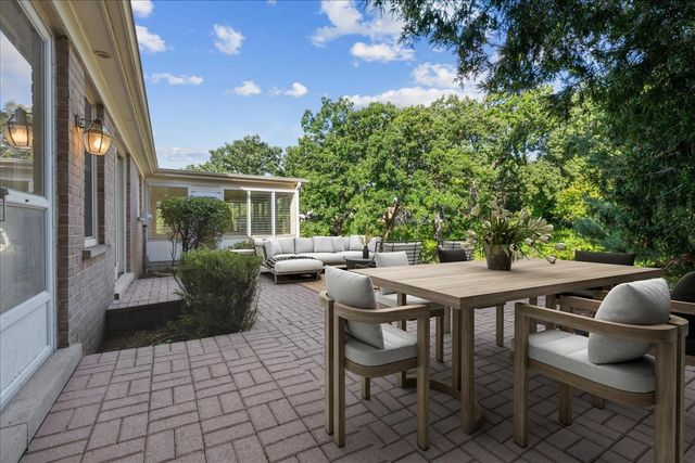 1300 Lake Shore Drive S, Barrington, IL 60010