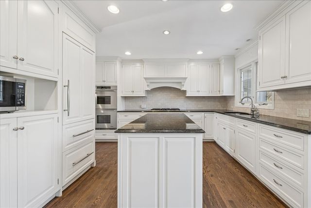 1300 Lake Shore Drive S, Barrington, IL 60010