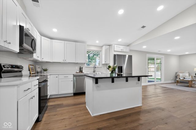 646 Karen Drive, Zionsville, IN 46077