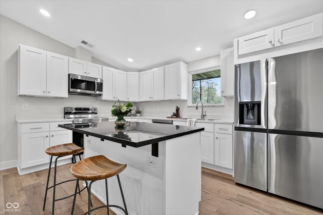 646 Karen Drive, Zionsville, IN 46077