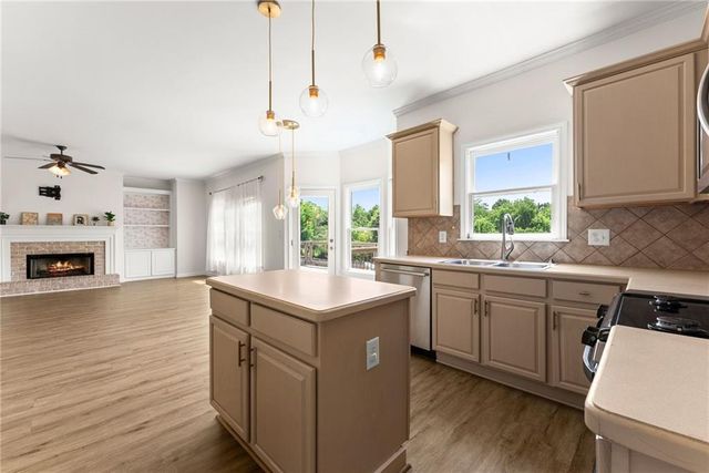 8455 Woodland View Drive, Gainesville, GA 30506