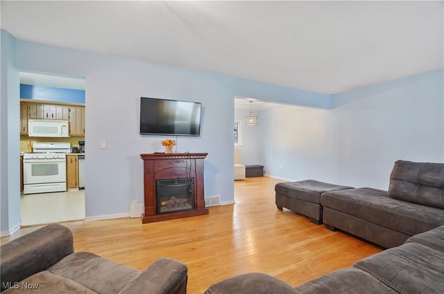 4901 Woodbury Hills Drive, Parma, OH 44134