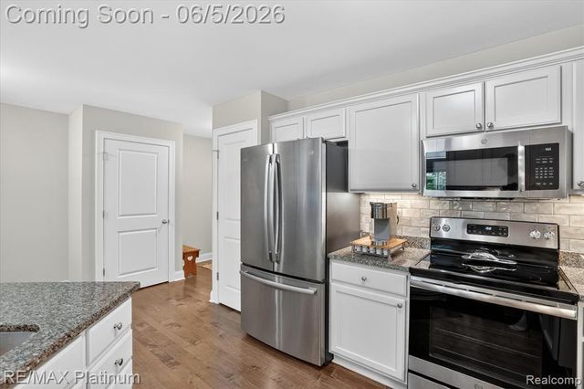 465 Hosta 082, Howell, MI 48843