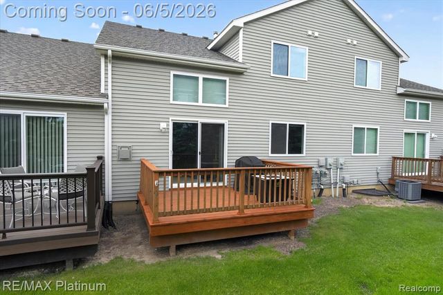 465 Hosta 082, Howell, MI 48843