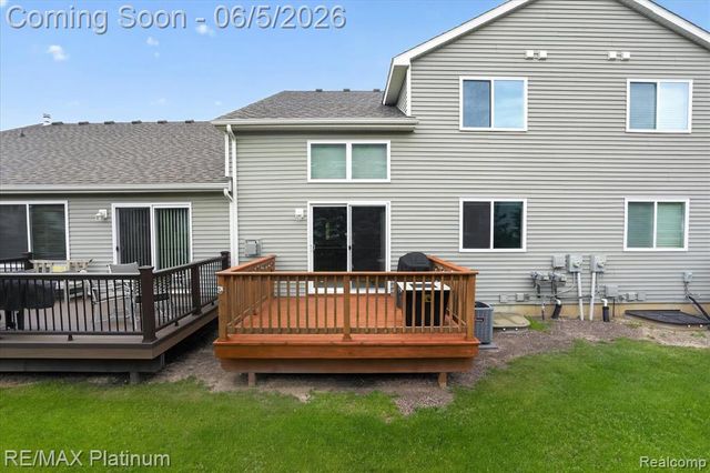 465 Hosta 082, Howell, MI 48843