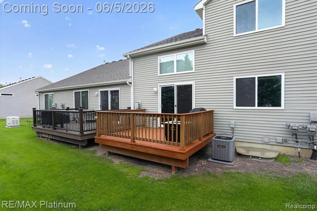 465 Hosta 082, Howell, MI 48843