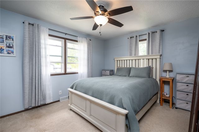 702 Fernwood Drive NE, Cedar Rapids, IA 52402