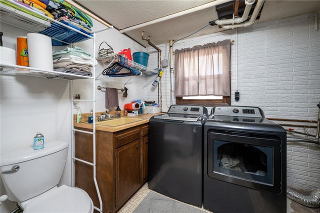702 Fernwood Drive NE, Cedar Rapids, IA 52402