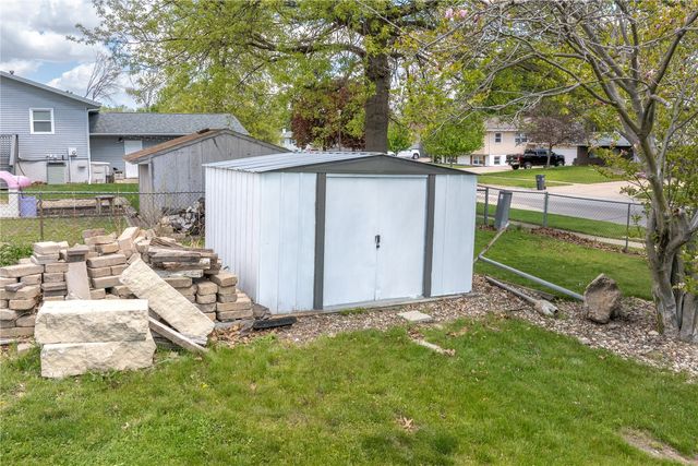 702 Fernwood Drive NE, Cedar Rapids, IA 52402