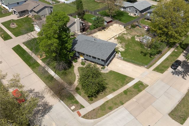 702 Fernwood Drive NE, Cedar Rapids, IA 52402
