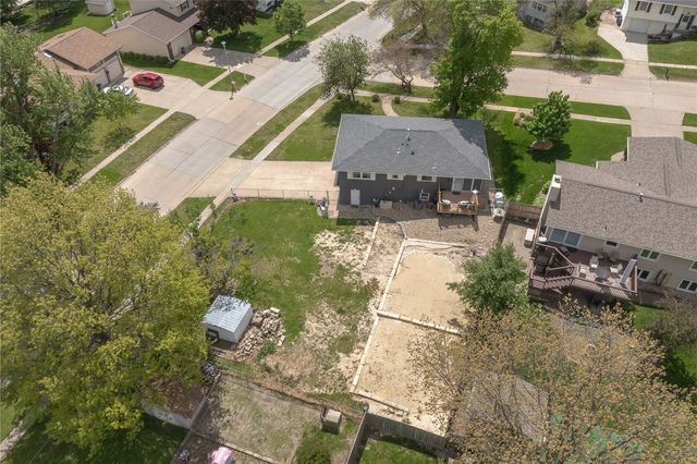 702 Fernwood Drive NE, Cedar Rapids, IA 52402