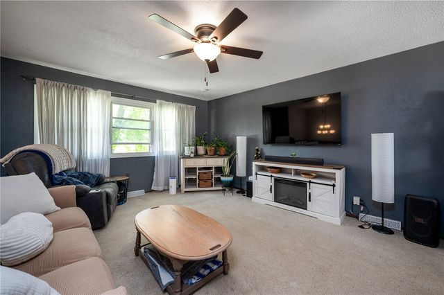 702 Fernwood Drive NE, Cedar Rapids, IA 52402