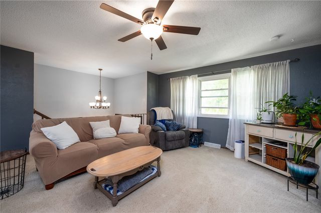 702 Fernwood Drive NE, Cedar Rapids, IA 52402