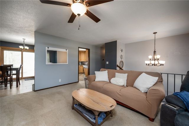702 Fernwood Drive NE, Cedar Rapids, IA 52402
