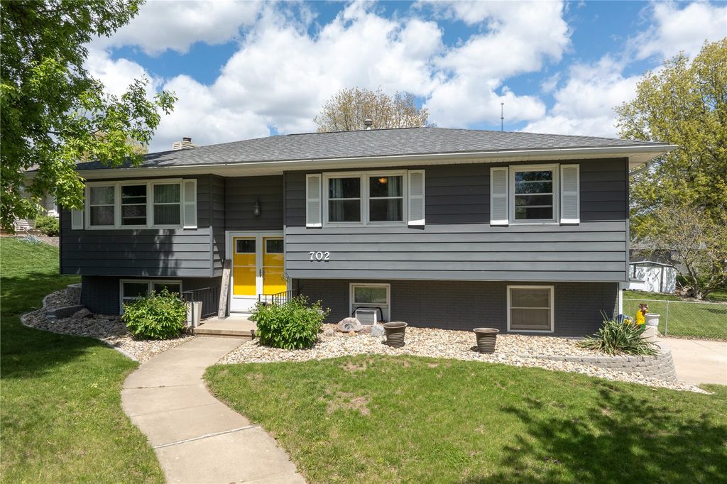 702 Fernwood Drive NE, Cedar Rapids, IA 52402