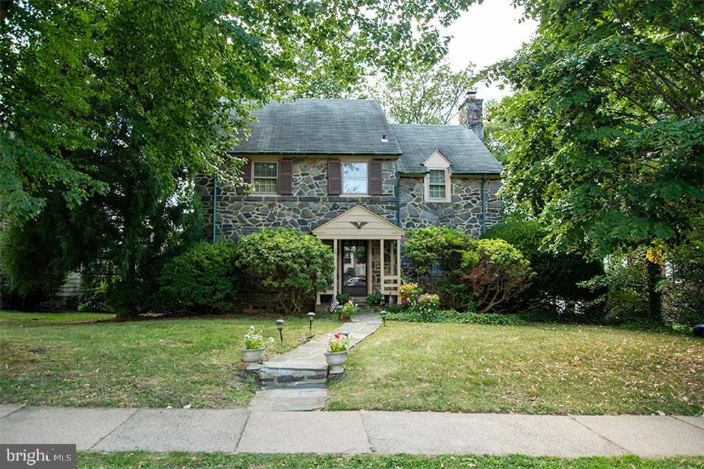 26 HENLEY RD, Wynnewood, PA 19096