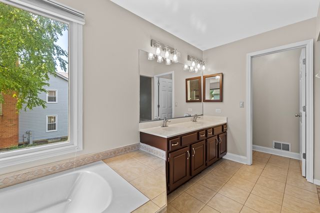 17 Cherrywood Drive, Schaumburg, IL 60194