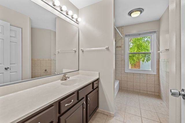 17 Cherrywood Drive, Schaumburg, IL 60194