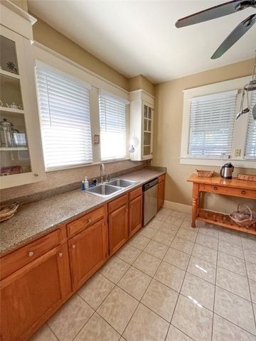 1005 Postoffice St, Galveston, TX 77550