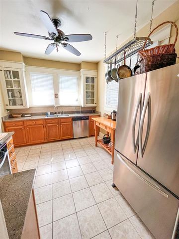 1005 Postoffice St, Galveston, TX 77550