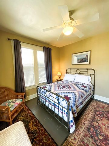 1005 Postoffice St, Galveston, TX 77550