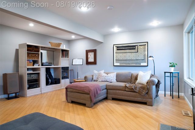 320 Charlevoix Street, Commerce Charter Township, MI 48382
