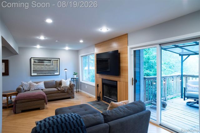 320 Charlevoix Street, Commerce Charter Township, MI 48382