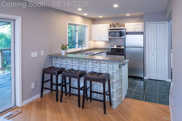 320 Charlevoix Street, Commerce Charter Township, MI 48382