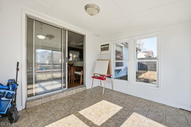 21 Sanlun Lakes DR, Hampton, VA 23666