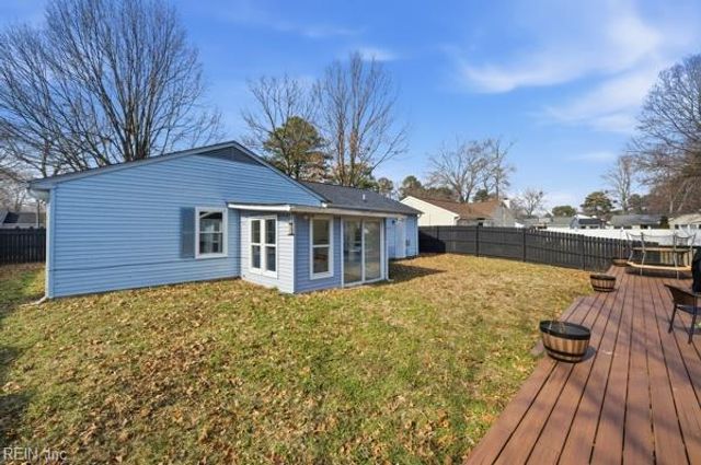 21 Sanlun Lakes DR, Hampton, VA 23666