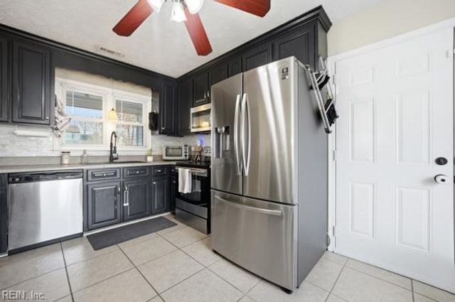 21 Sanlun Lakes DR, Hampton, VA 23666