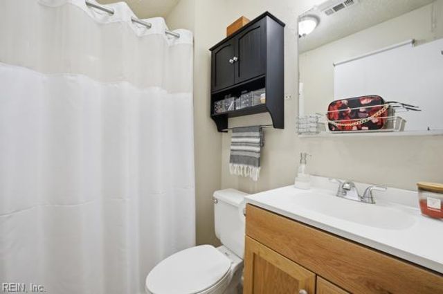 21 Sanlun Lakes DR, Hampton, VA 23666